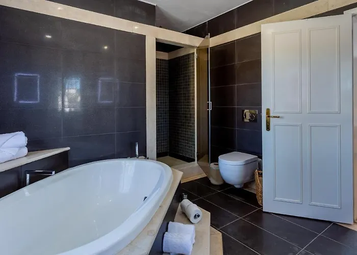 Portuguese Mansion Close To Marina, Golf And Beach. *