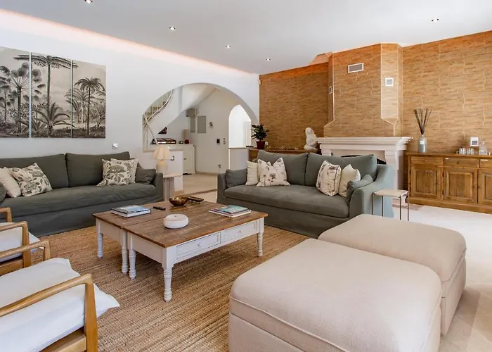 Villa Portuguese Mansion Close To Marina, Golf And Beach.